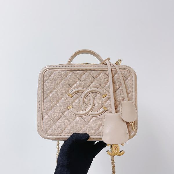 Chanel vanity case #chanel #chanelbeige #vanitycase #streetstyle