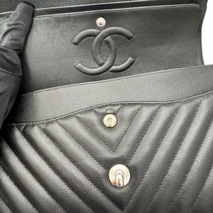 Classic Double Flap Medium Caviar Chevron Quilted Black SHW