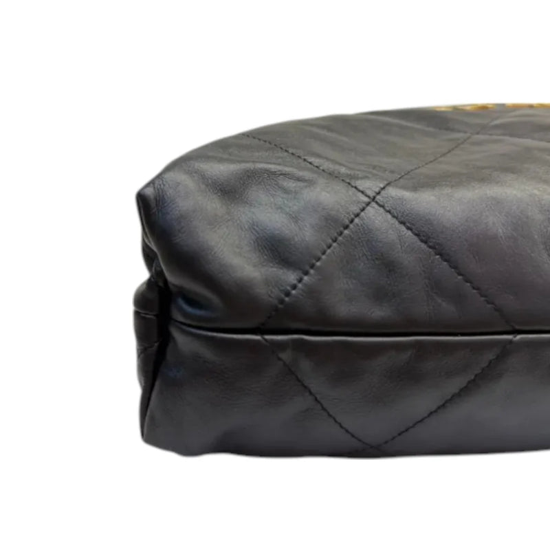 22 Medium Shiny Calfskin Quilted Black GHW