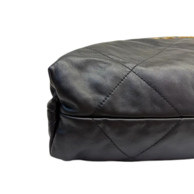 22 Medium Shiny Calfskin Quilted Black GHW