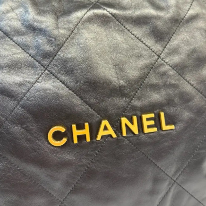 22 Medium Shiny Calfskin Quilted Black GHW