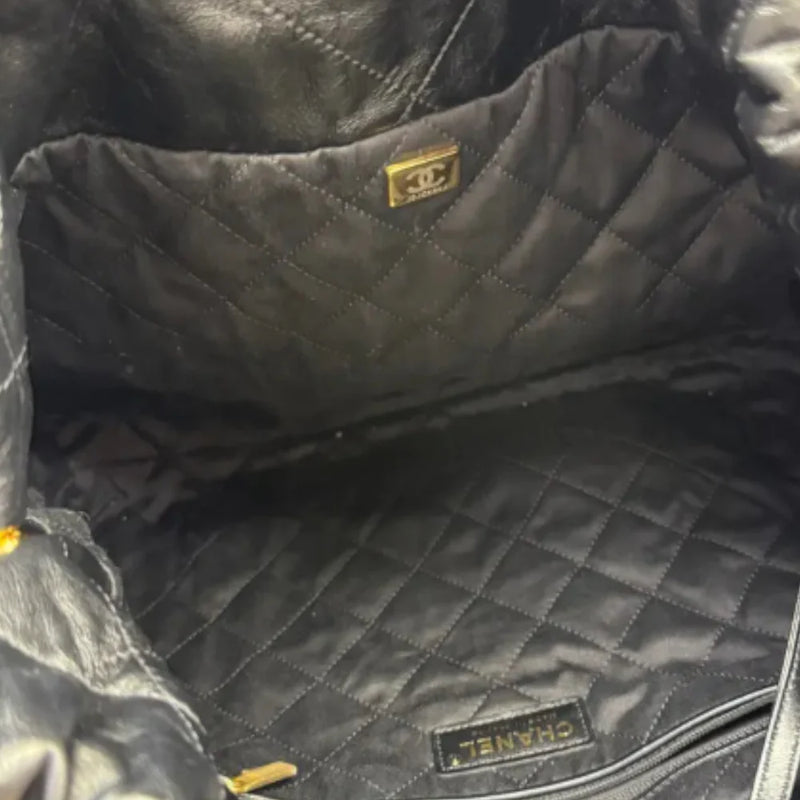 22 Medium Shiny Calfskin Quilted Black GHW