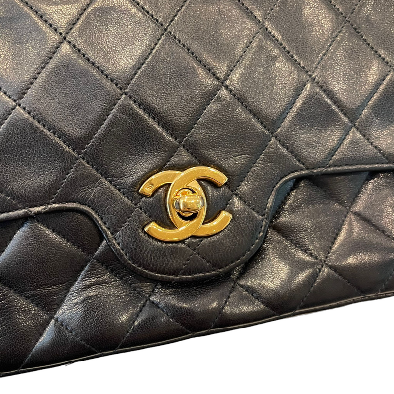 Chanel Classic double flap shoulder bag in black and gold quilted leather ,  GHW