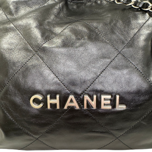 22 Medium Shiny Calfskin Quilted Black SHW