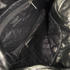 22 Medium Shiny Calfskin Quilted Black SHW