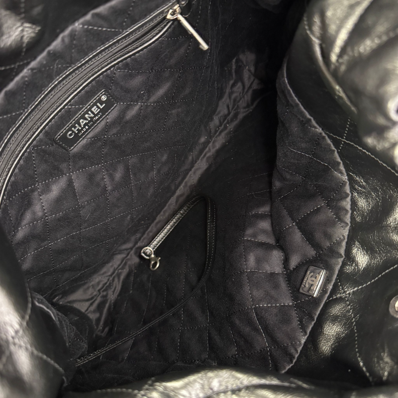 22 Medium Shiny Calfskin Quilted Black SHW