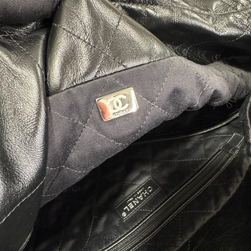 22 Medium Shiny Calfskin Quilted Black SHW