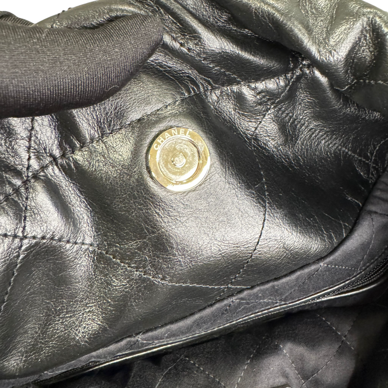 22 Medium Shiny Calfskin Quilted Black SHW