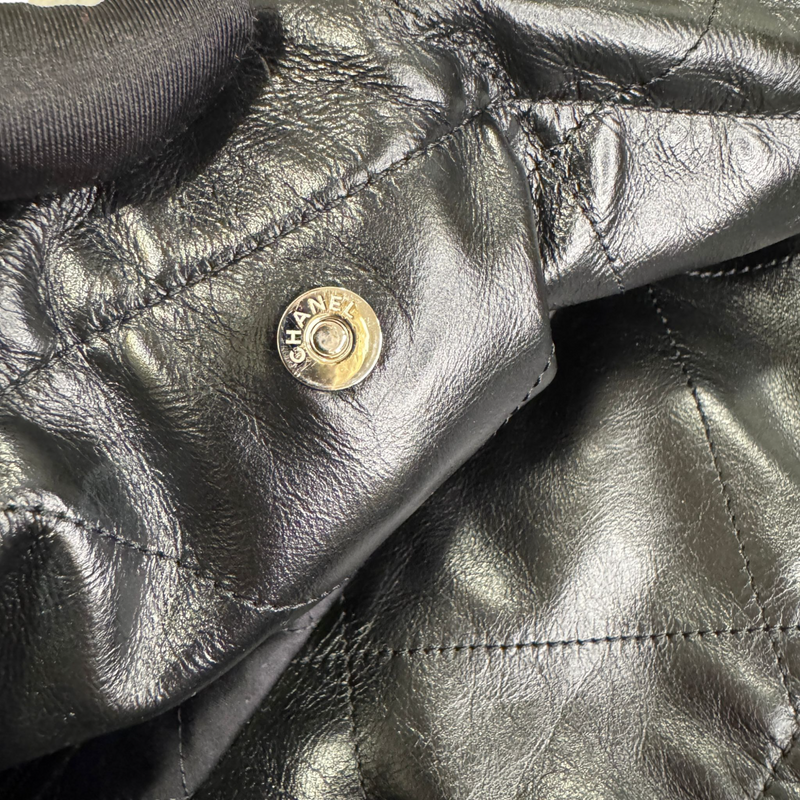 22 Medium Shiny Calfskin Quilted Black SHW