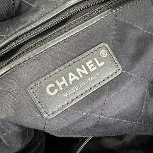 22 Medium Shiny Calfskin Quilted Black SHW