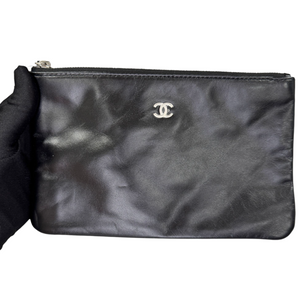 22 Medium Shiny Calfskin Quilted Black SHW