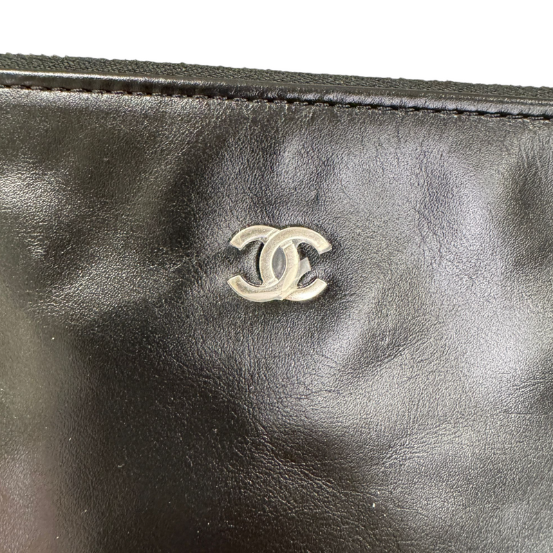 22 Medium Shiny Calfskin Quilted Black SHW