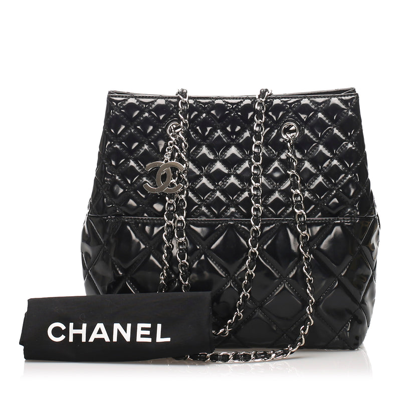 Chanel Matelasse Patent Leather Shoulder bag Black