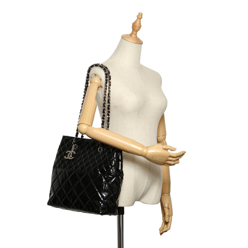 Chanel Matelasse Patent Leather Shoulder bag Black