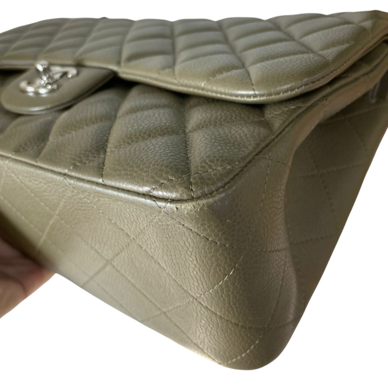 Timeless Chanel Jumbo classic lined flap bag Olive green Leather ref.184335  - Joli Closet