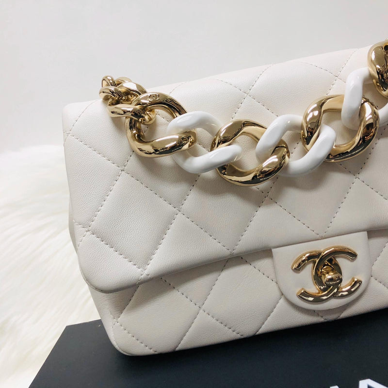 Medium Flap in White Quilted Lambskin Leather with Resin Bi-Colour Chain