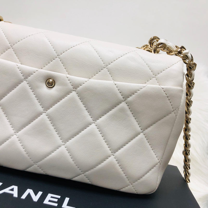 Medium Flap in White Quilted Lambskin Leather with Resin Bi-Colour Chain