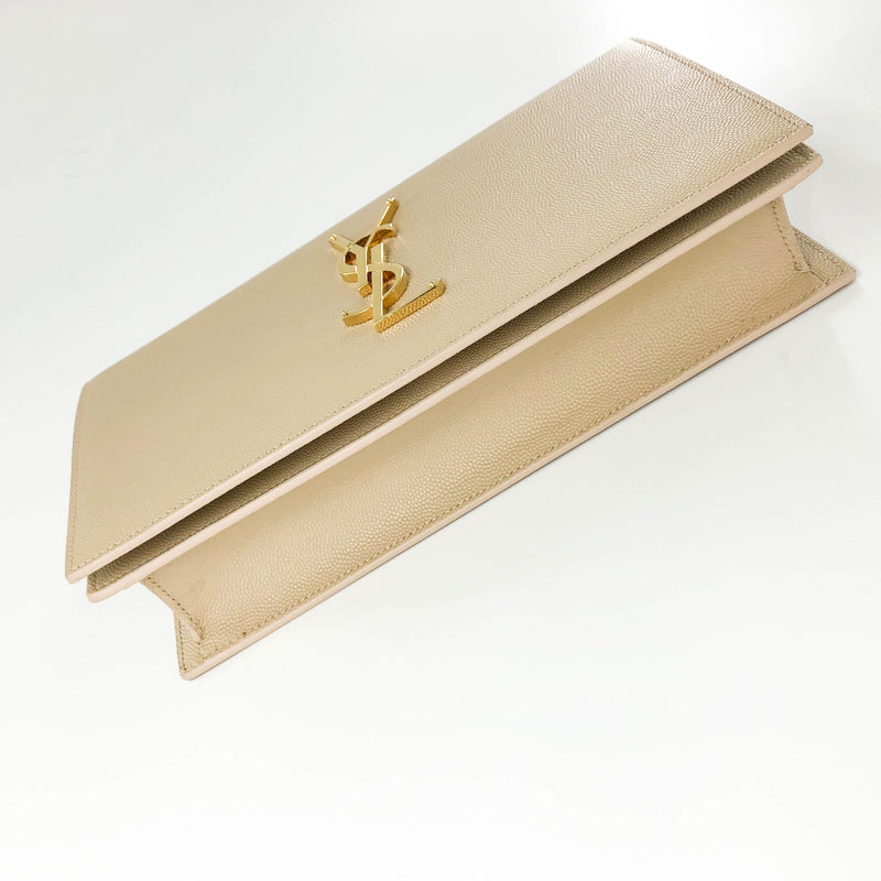 Beige grained clutch with GHW