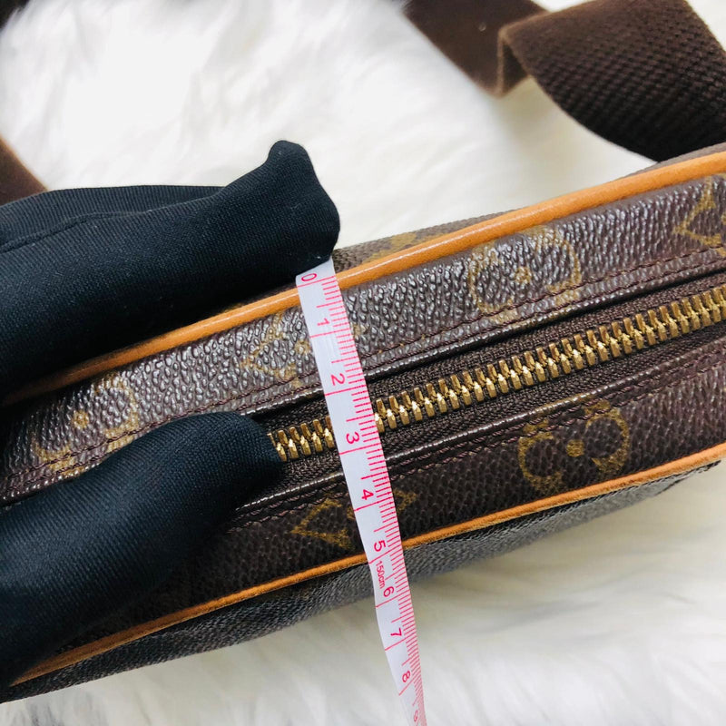 Louis Vuitton Monogram Canvas Pochette Gange Body Bag Belt Bag Fanny Pack  For Sale at 1stDibs  lv pochette gange, louis vuitton monogram canvas  pochette gange crossbody waist pouch bag, lv gange