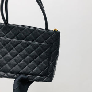 Medallion tote in Black Caviar Leather