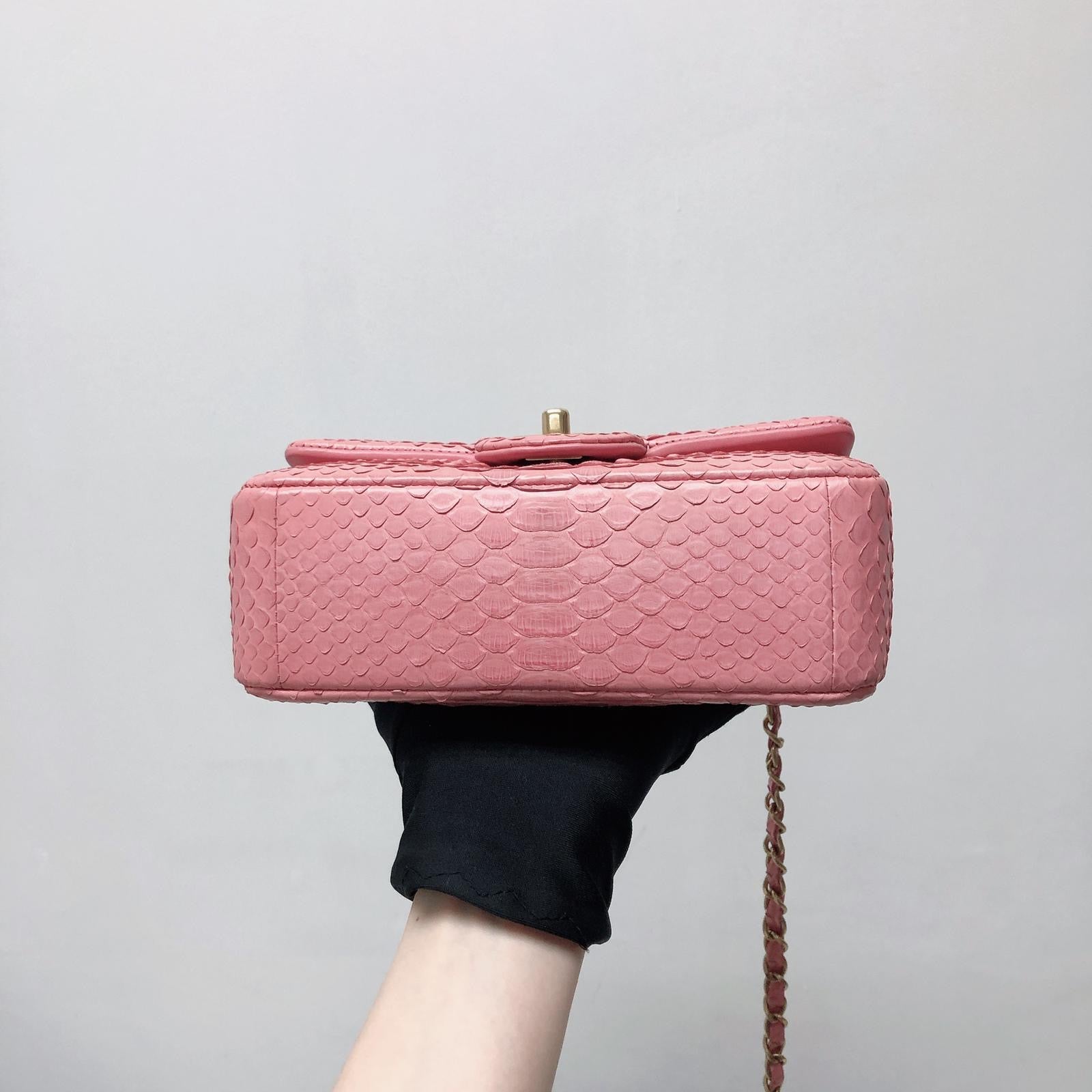 Pink Chanel Tasche Python CHANEL 15P PYTHON PINK GOLD CC CHARMS