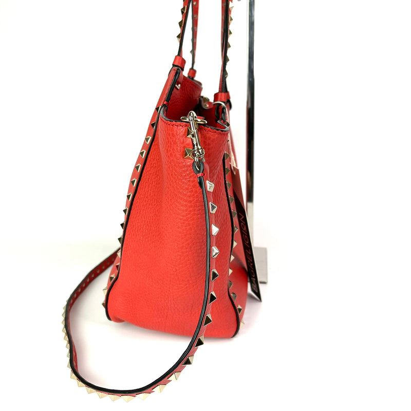 Rockstud leather tote Valentino Garavani Red in Leather - 35652077