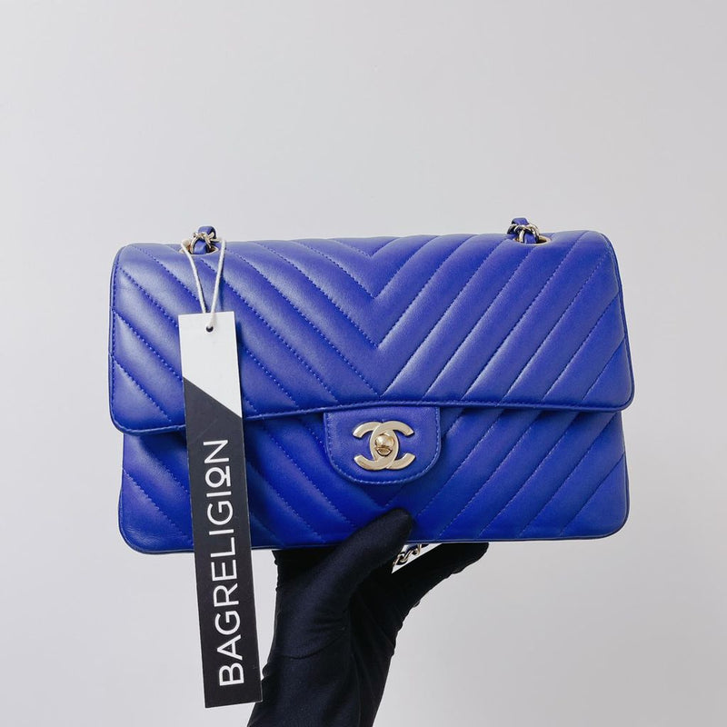 Chanel flap chevron medium vintage Luxury Bags  Wallets on Carousell