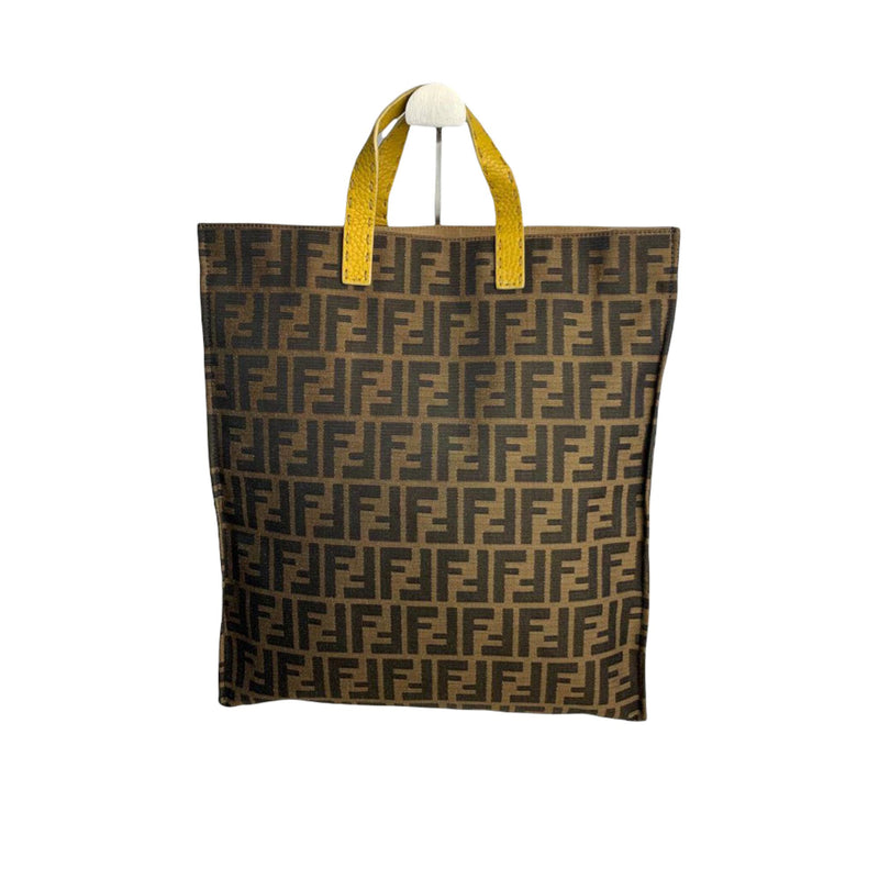fendi tobacco zucca canvas Coated Large Roll Shopper Tote Bag kullanl formu ve ikonik monogram deseniyle maazamzda sizleri bekliyor. Minor signs of use to interior. Fendi Brown FF Zucca Canvas