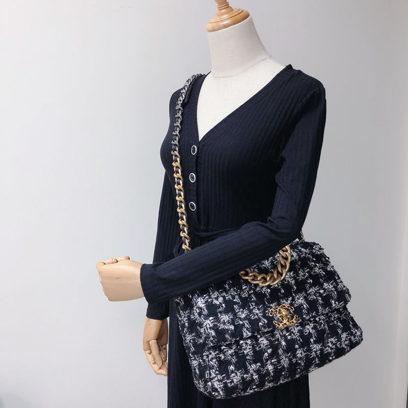 Chanel 19 tweed handbag Chanel Multicolour in Tweed - 30894468