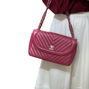 Medium Classic Round CC Flap Chevron Lambskin Red SHW
