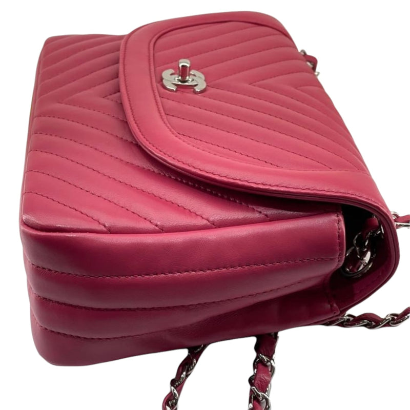 Medium Classic Round CC Flap Chevron Lambskin Red SHW