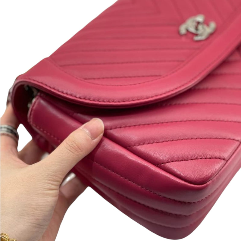 Medium Classic Round CC Flap Chevron Lambskin Red SHW