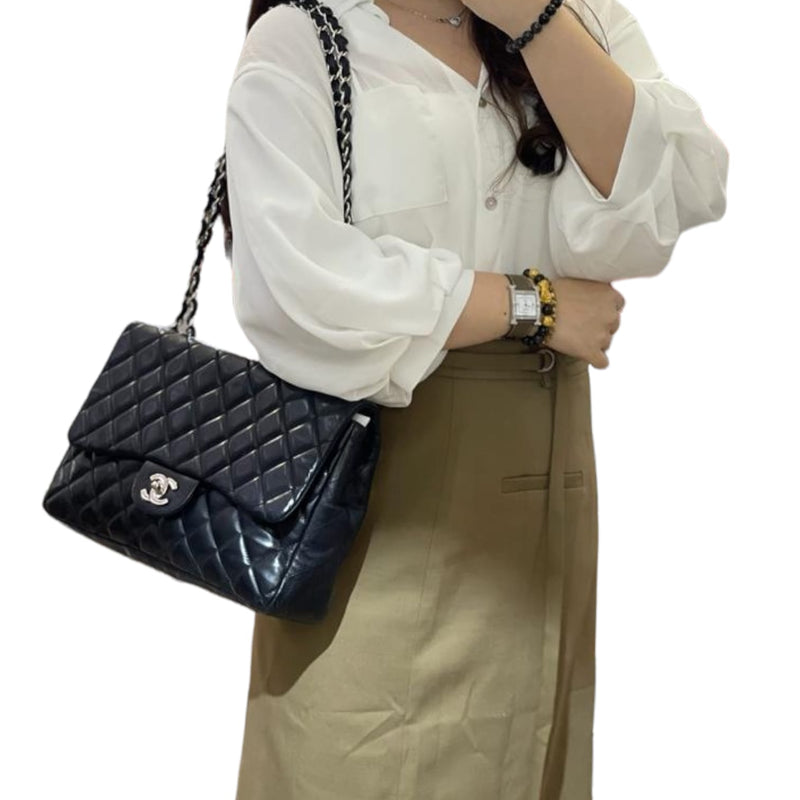 Black Chanel Jumbo Classic Lambskin Maxi Single Flap Shoulder Bag, Chanel  Pre-Owned Kleine Diana Schultertasche