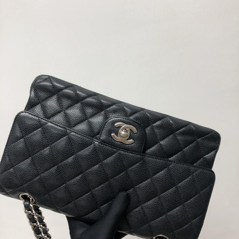 Classic Double Flap Caviar M/L in Black SHW