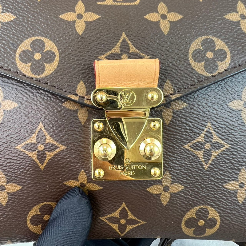 Pochette Metis Monogram Love Lock GHW