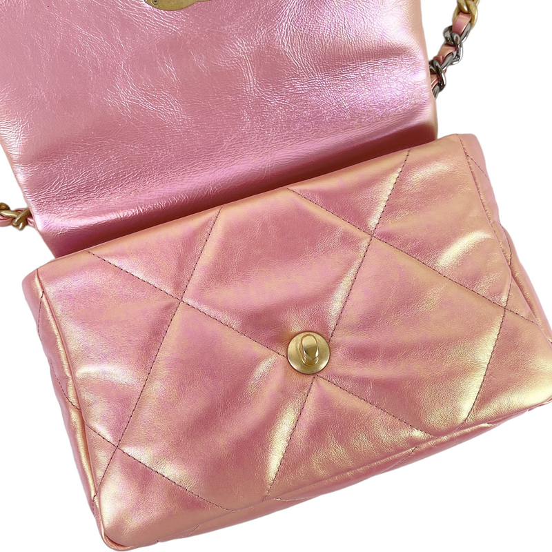 CHANEL Shiny Goatskin Quilted Chanel 19 Card Holder Light Pink
