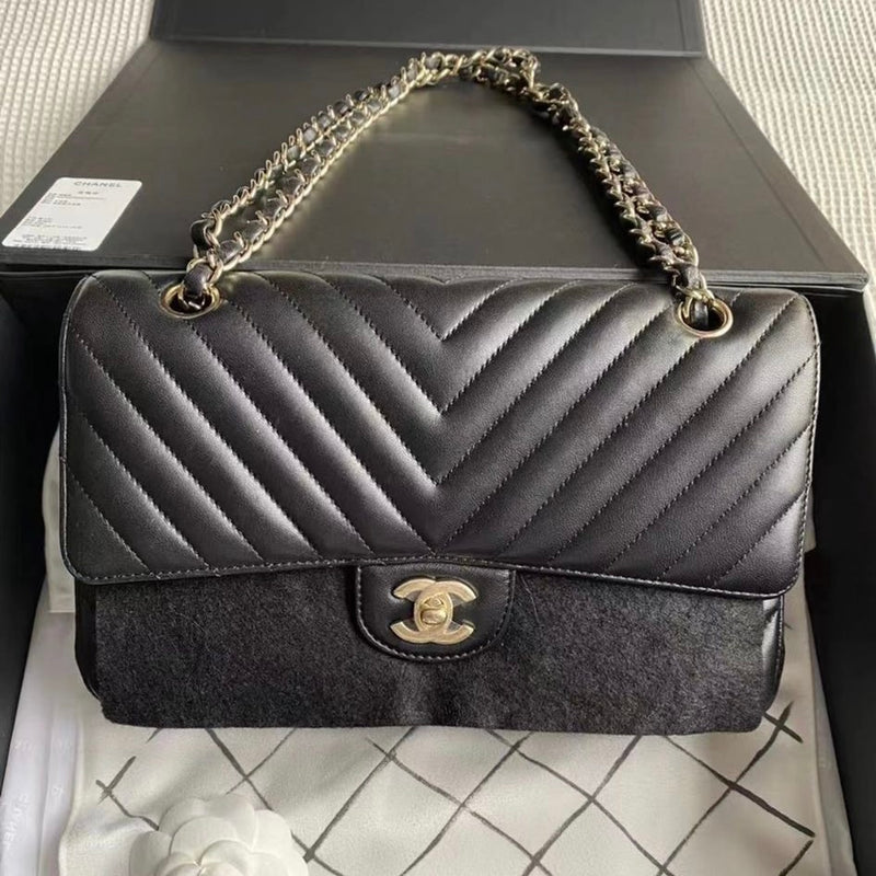 Medium Classic Chevron Calfskin Black GHW