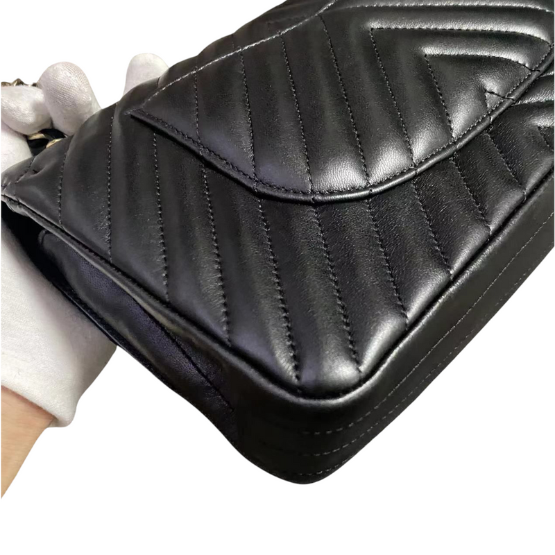 Medium Classic Chevron Calfskin Black GHW