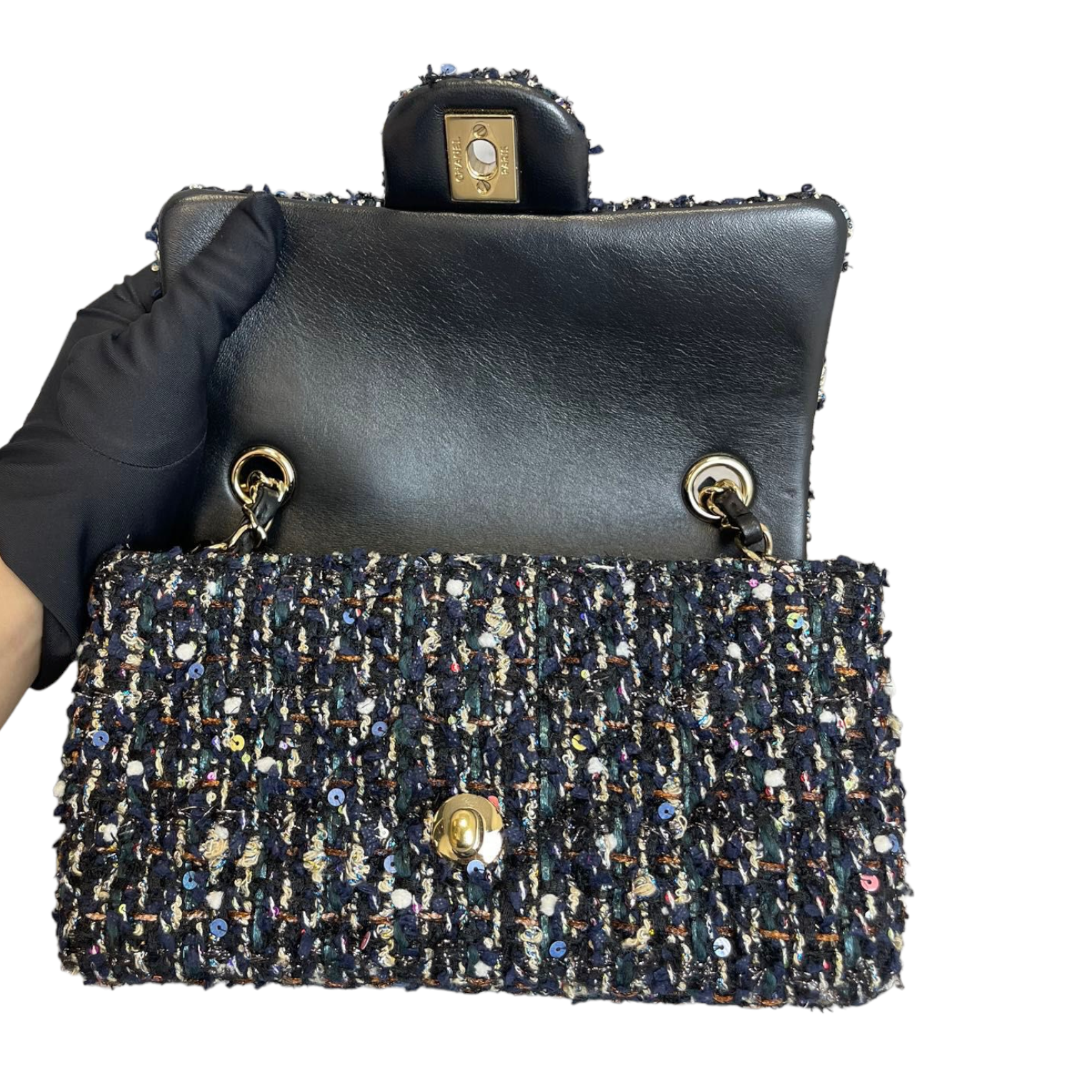 ★TOUT Y EST★ GULLY tweed chain mini flap bag HO1A3A39 Chanel - Bags - Tweed – Boutique Patina