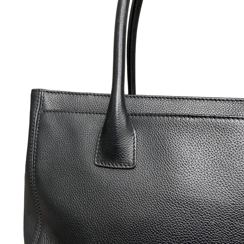 Executive Cerf Tote Grained Black SHW