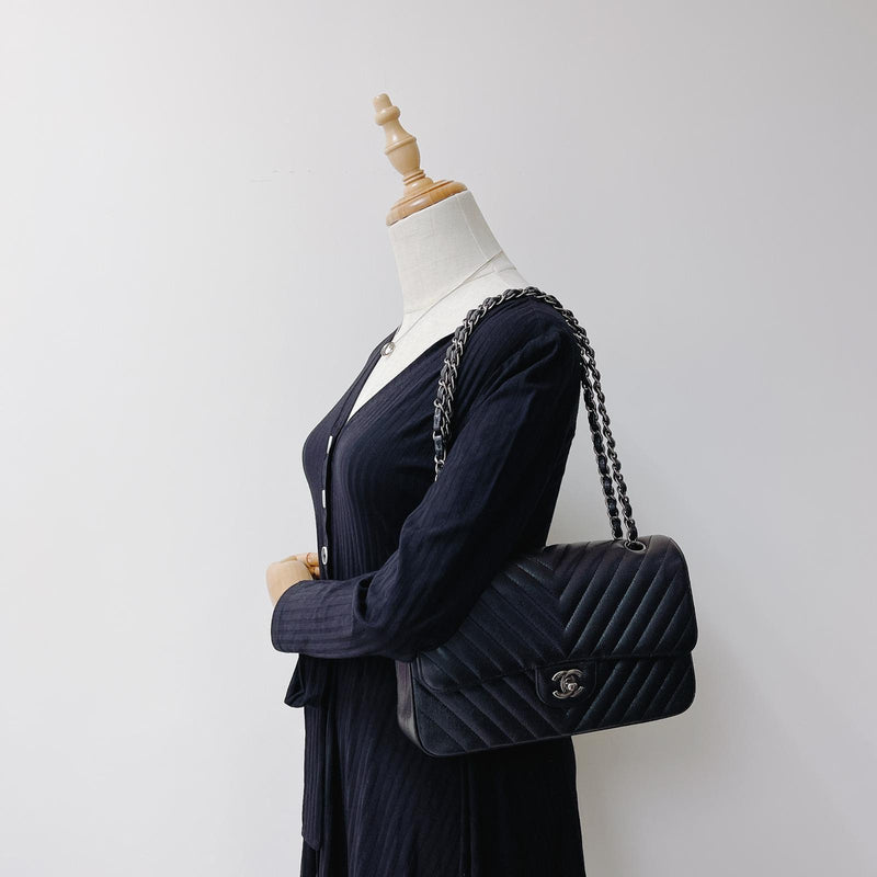 Classic Flap Medium Chevron Caviar Black RHW
