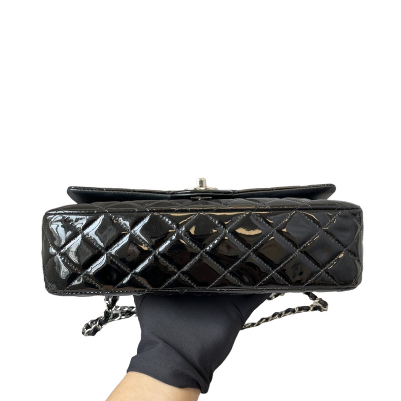 Medium Classic Flap Patent Black SHW