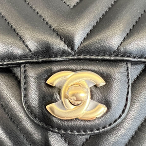 Medium Classic Chevron Calfskin Black GHW