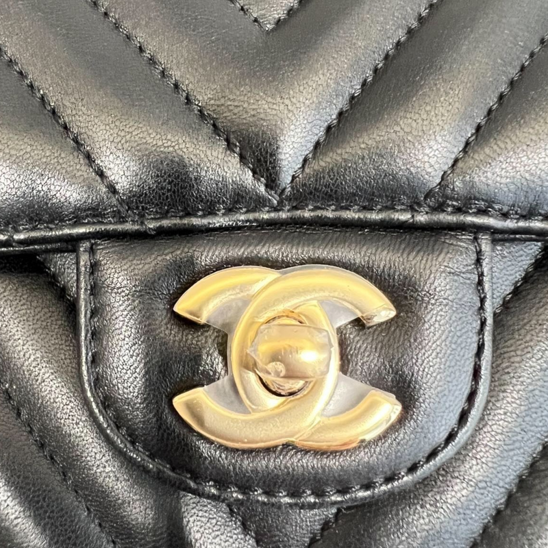 Medium Classic Chevron Calfskin Black GHW