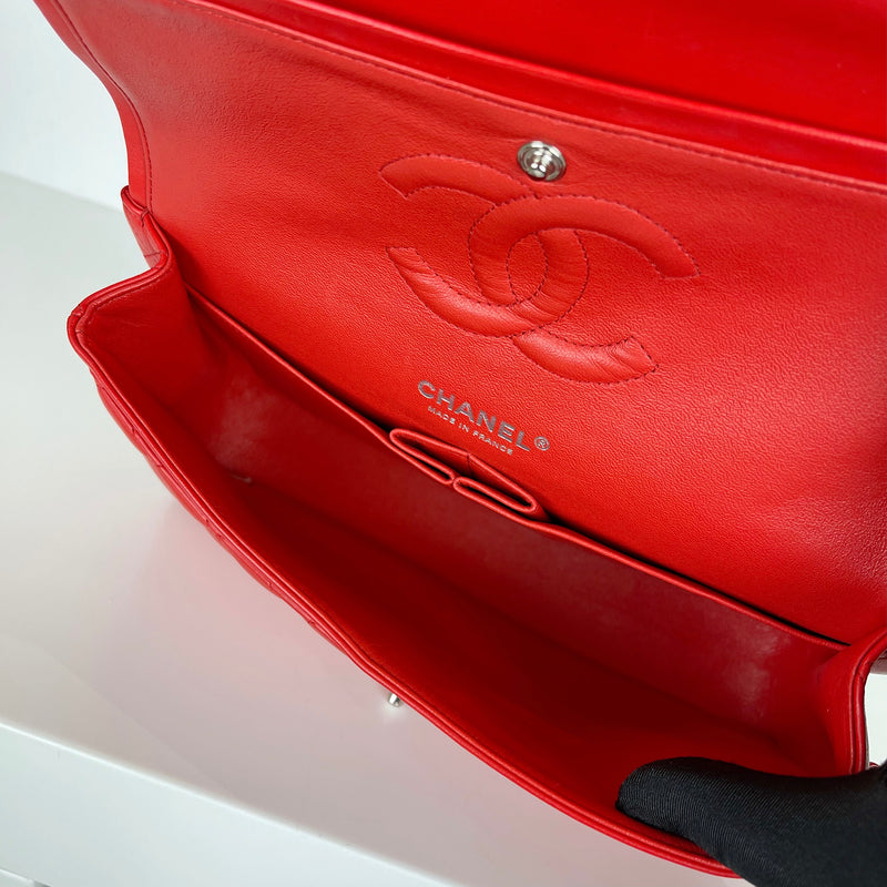 Classic Flap Medium Lambskin Red SHW