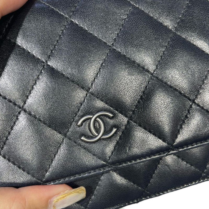 Classic wallet on chain - Lambskin & silver-tone metal, black — Fashion, CHANEL